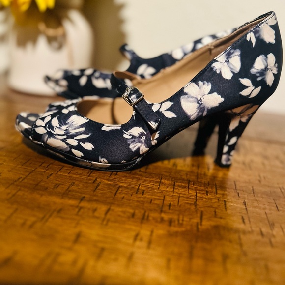 Naturalizer Women's Navy Floral Heels - Picture 5 of 7